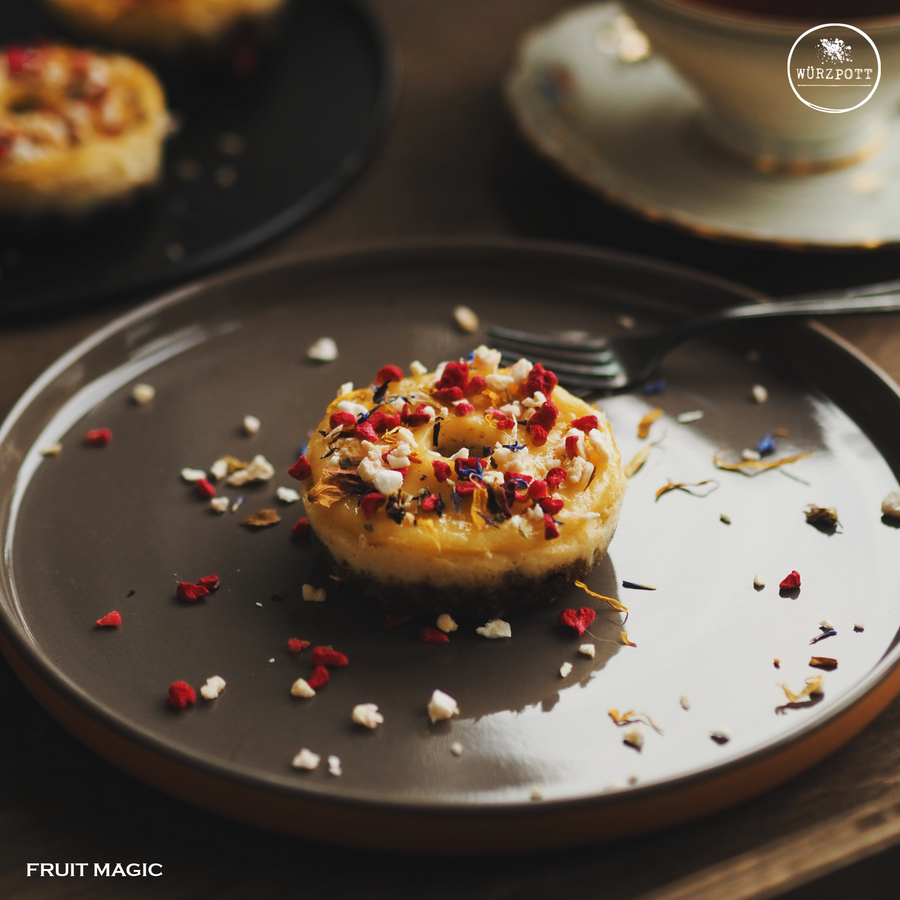 Zauberhaft und doch ein Früchtchen.  Aromatische Früchte und bunte Blüten als Deko für Haupt- und Nachspeisen. 